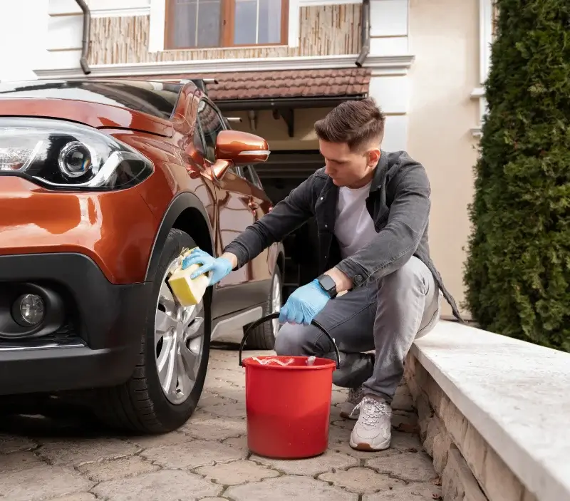 Lavage auto à domicile Égliseneuve-près-Billom : professionnel intervenant sur un véhicule
